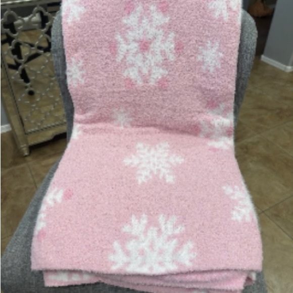 ❄️Cozy Pink with White Snowflake Christmas Blanket🌲 - Picture 5 of 9
